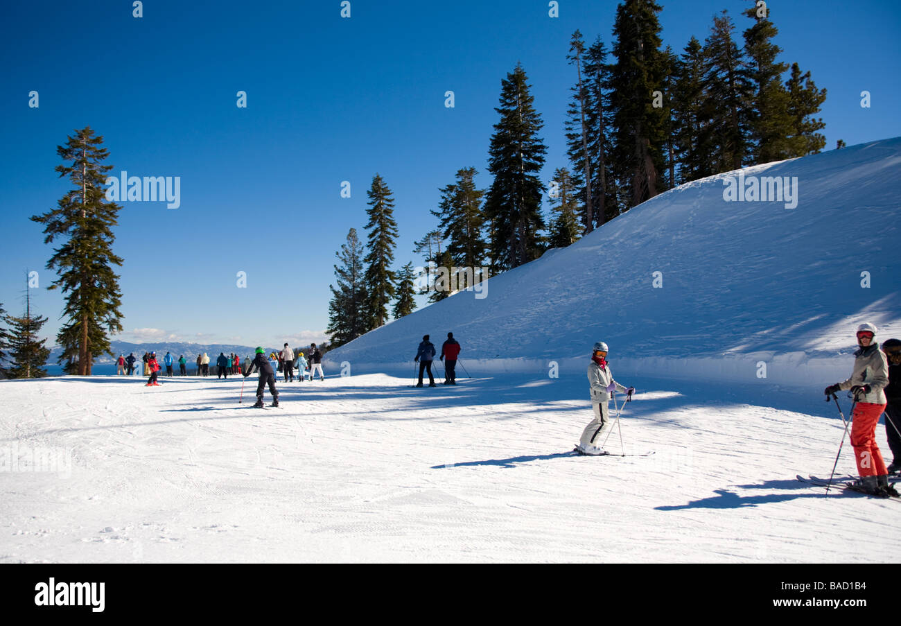 Olympic Valley, Kalifornien; Skifahrer am Pass mit Blick auf Lake Tahoe Stockfoto
