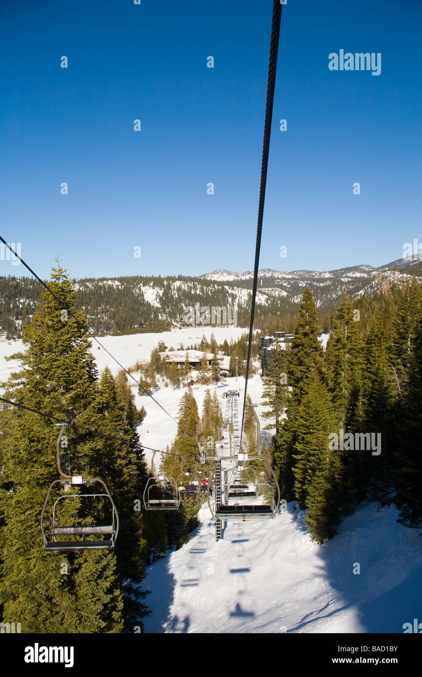 Olympic Valley, Kalifornien; Skifahrer am Sessellift mit Blick auf Squaw Creek in der Nähe von Lake Tahoe Stockfoto