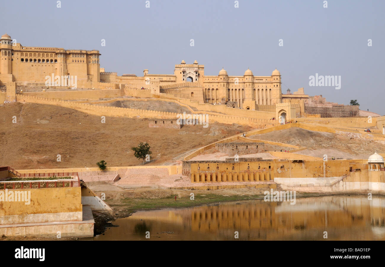 Die massiven Sandsteinmauern und Befestigungsanlagen des Amber Fort Stockfoto