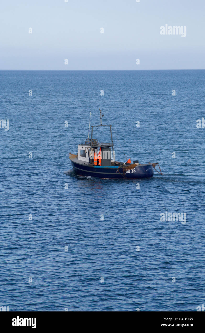 Angelboot/Fischerboot auf dem Meer in der Nähe von Trefor Pier, North Wales, Vereinigtes Königreich Stockfoto