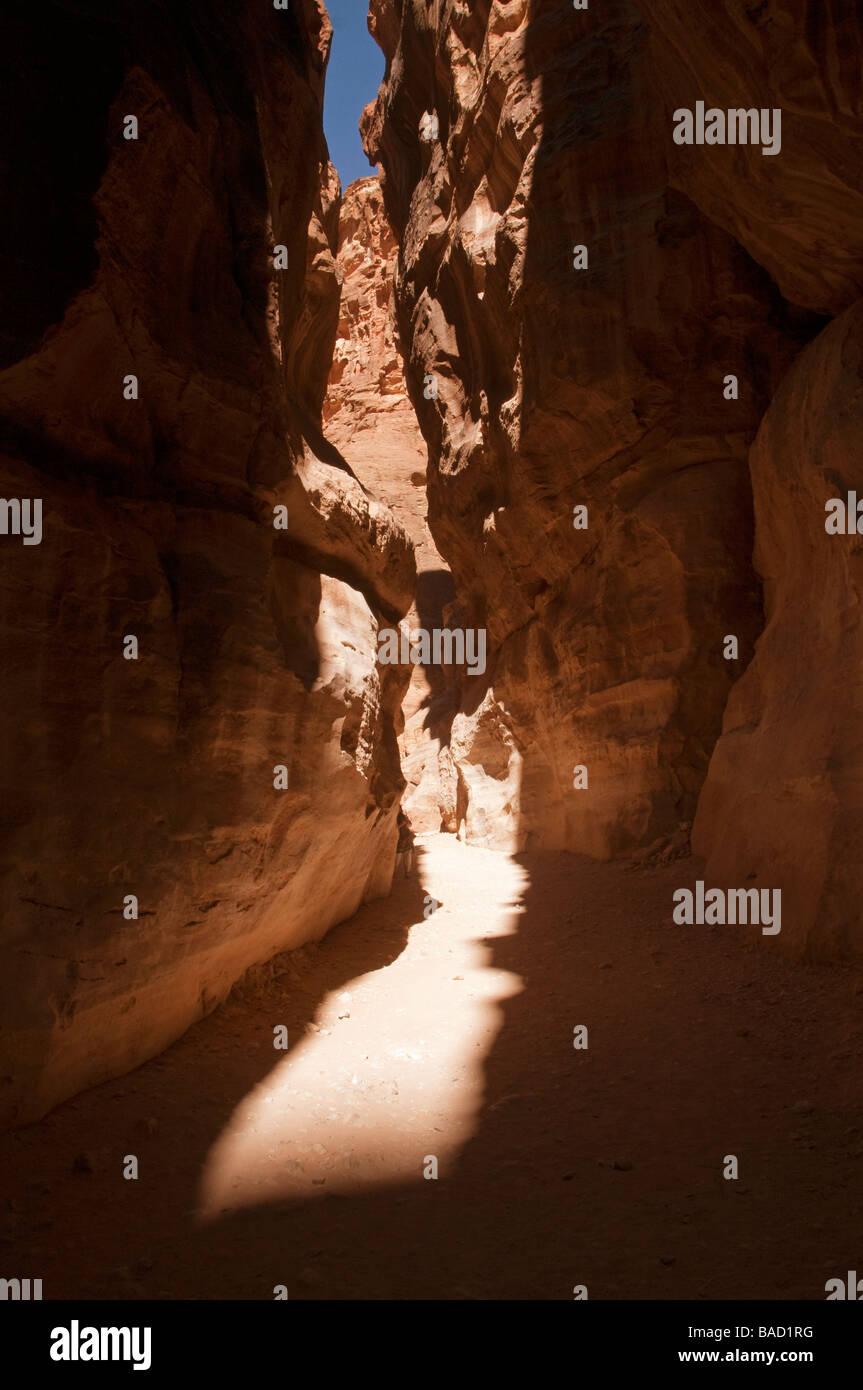 Blick auf die Siq Weg in einem Tal, bekannt als der Bab als-Siq führt zu alten El Khazneh Fiskus in Petra Jordan Stockfoto