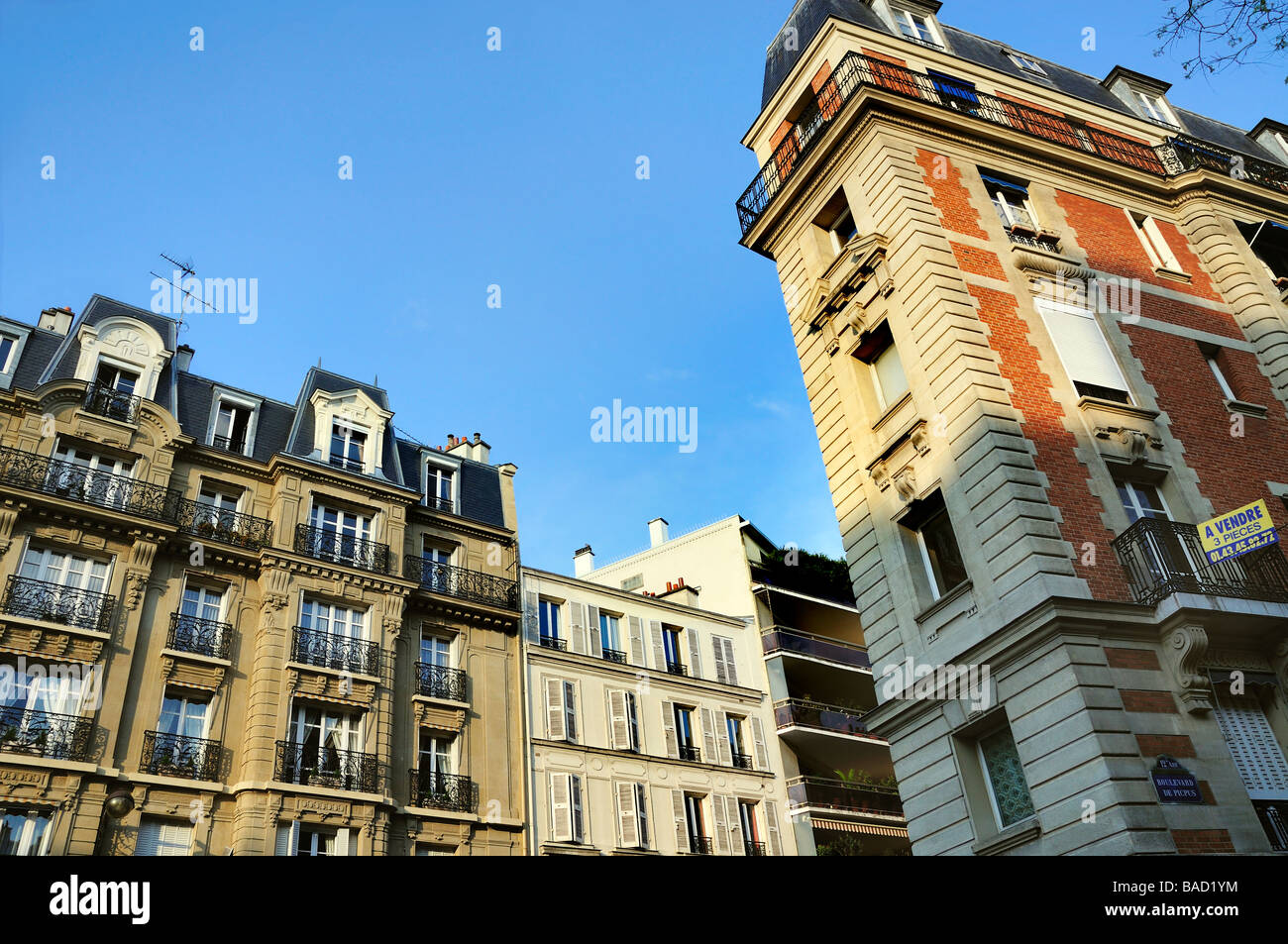 Paris Frankreich, Alte Fassaden, Immobilien, Wohnimmobilien Marktgebäude, Low-Angle-Architektur, Stadtteile, Stadtgebäude Stockfoto