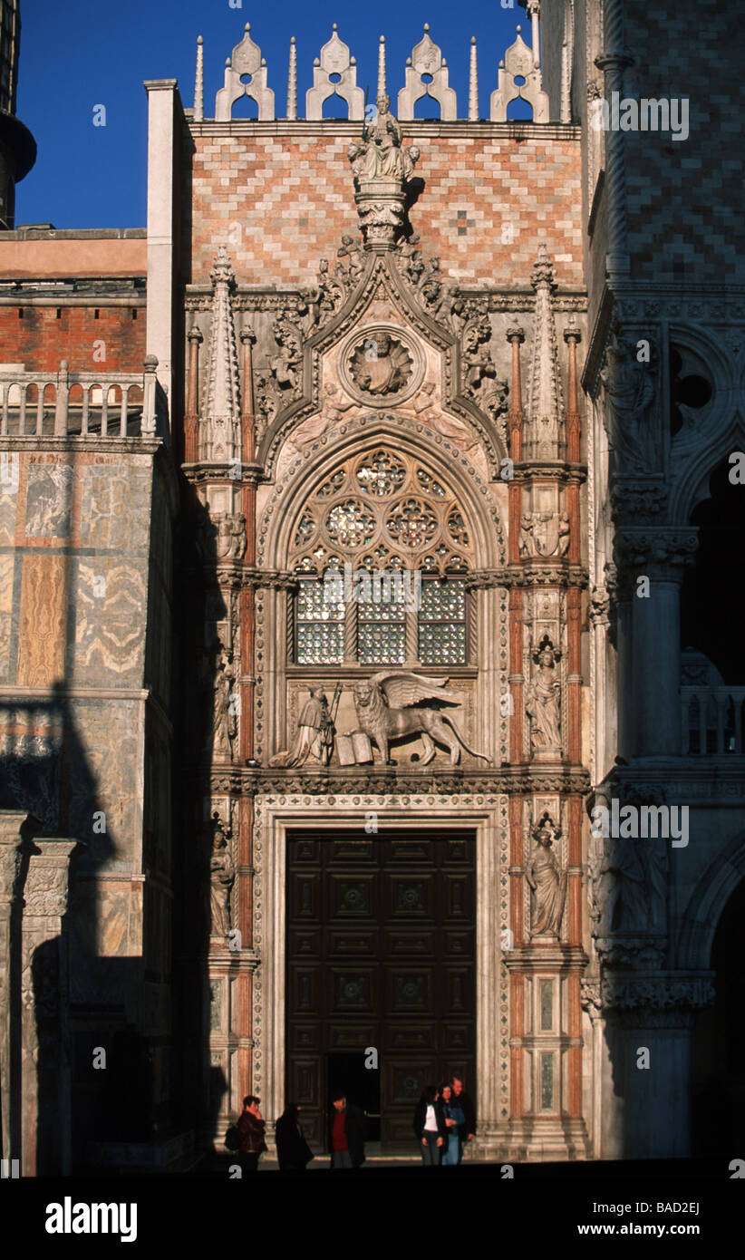 Italien, Venedig, Stadtteil San Marco, Palazzo Ducale, gotisches Maßwerkfenster über der Porta della Carta Stockfoto