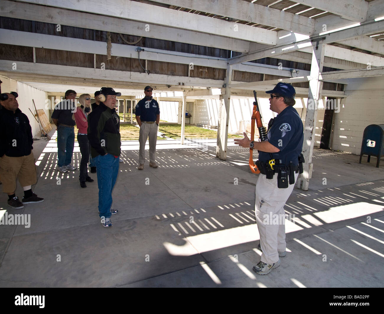 Range Officer zeigt nicht tödliche 12 Guage Schrotflinte an die Mitglieder der Bürger-Polizei-Akademie Stockfoto