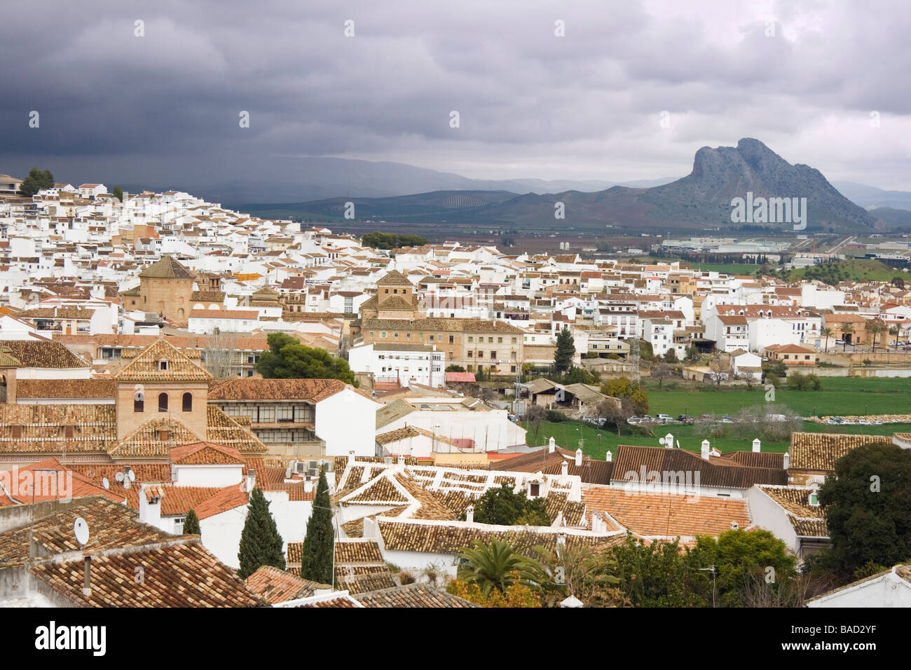 Antequera Malaga Provinz Costa del Sol Andalusien Spanien Blick über Stadt, Lovers Rock oder La Peña de Los Enamorados Stockfoto