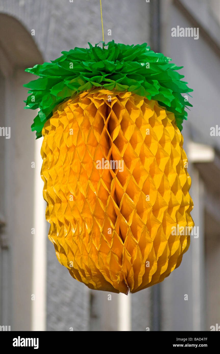 Ananas-Form Papierlaternen außerhalb Chinese Restaurant in Londons Chinatown, London, UK Stockfoto