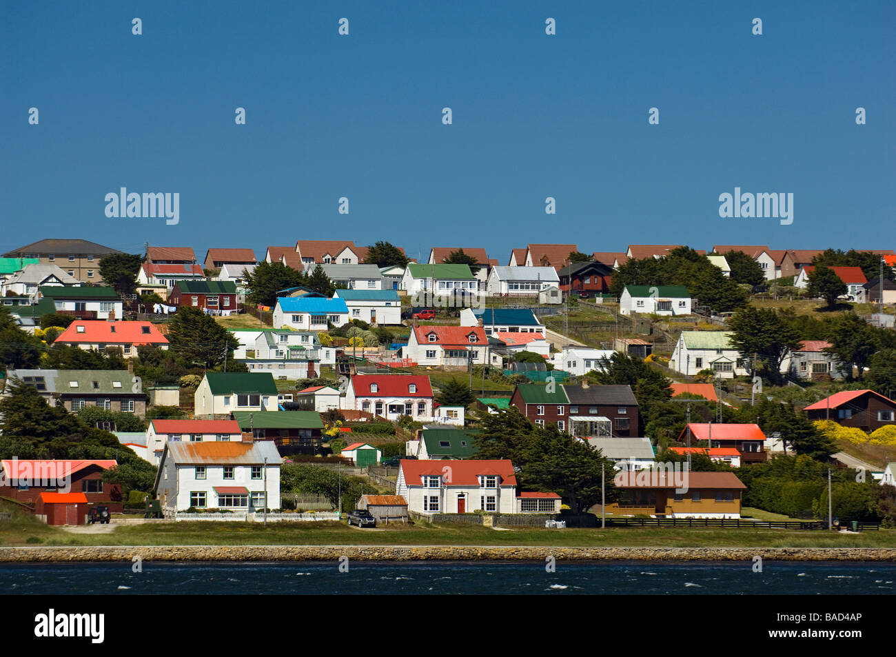 Ansicht von Stanley vom Hafen, Falkland-Inseln. Stockfoto