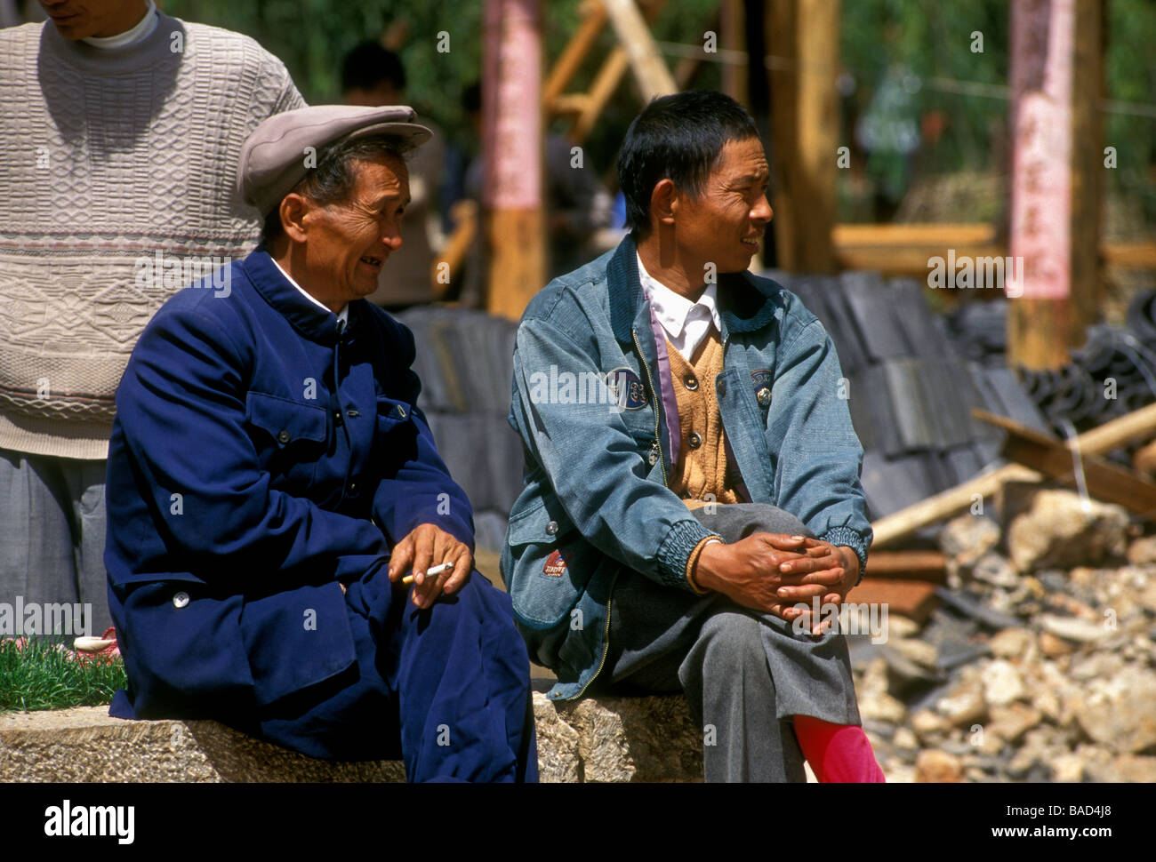 Chinesische Männer, erwachsene Männer, Chinesischer Mann rauchen Zigarette, Altstadt, Lijiang, Yunnan, China, Asien Stockfoto