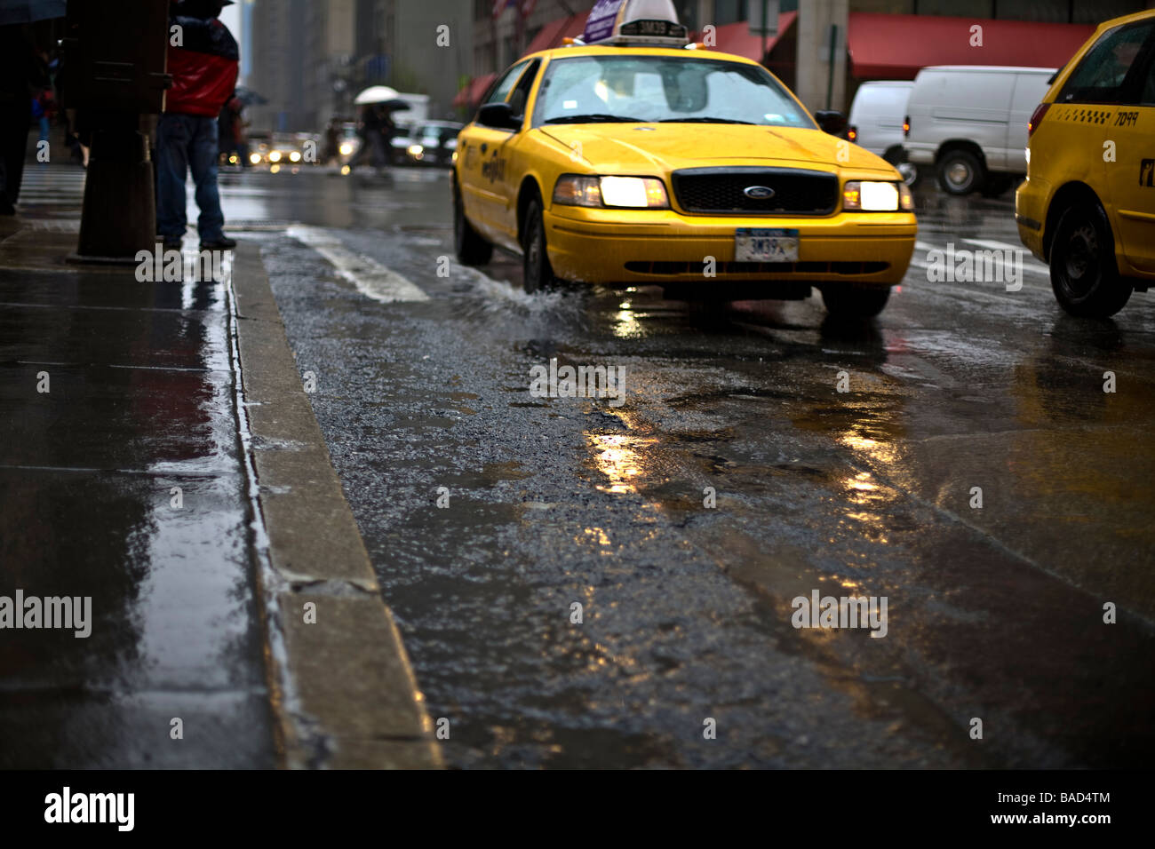 Gelbes Taxi an regnerischen Tag Manhattan New York USA Stockfoto