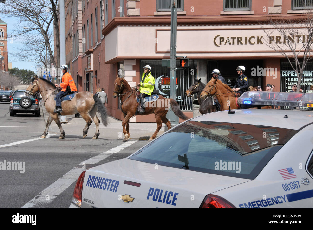 Strafverfolgungsbehörden mit berittene Polizei. Rochester, New York USA. Stockfoto