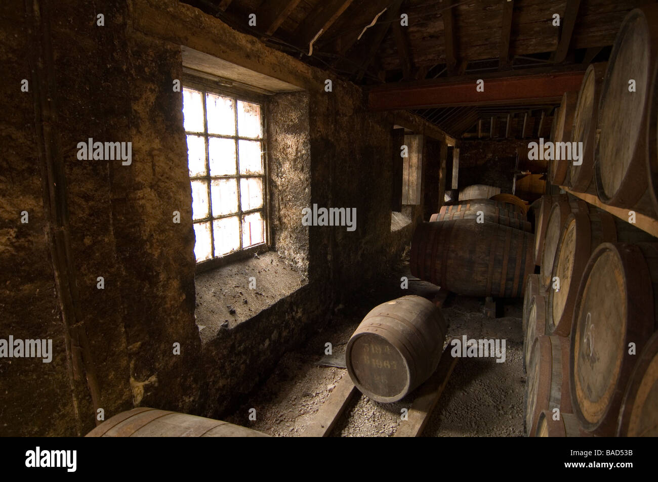 Malerische Aussicht auf Whisky-Fässer im Lager der Blablair Destillerie in Schottland Stockfoto