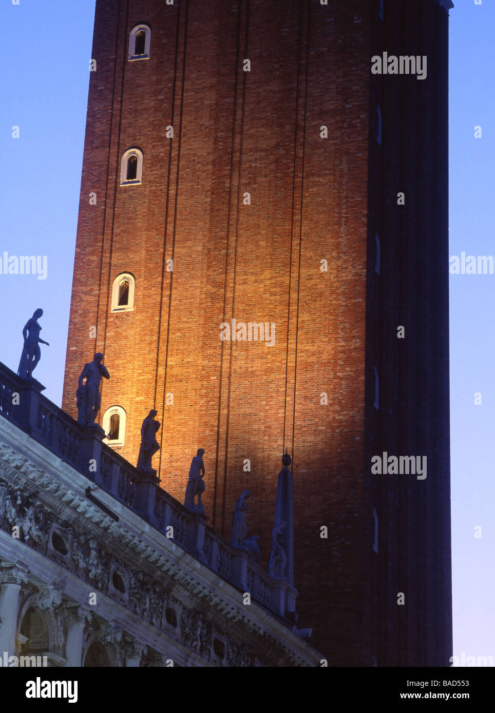 Statuen auf LIbreria Sansoviniana und Markusplatz Campanile an Nacht Venedig Veneto Italien Stockfoto