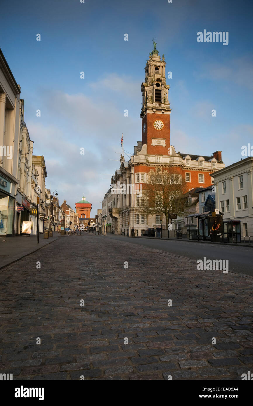Auf der Suche nach Colchester High Street aus niedrigen Sicht gegenüber dem viktorianischen Rathaus mit Jumbo-Wasserturm am Ende Stockfoto