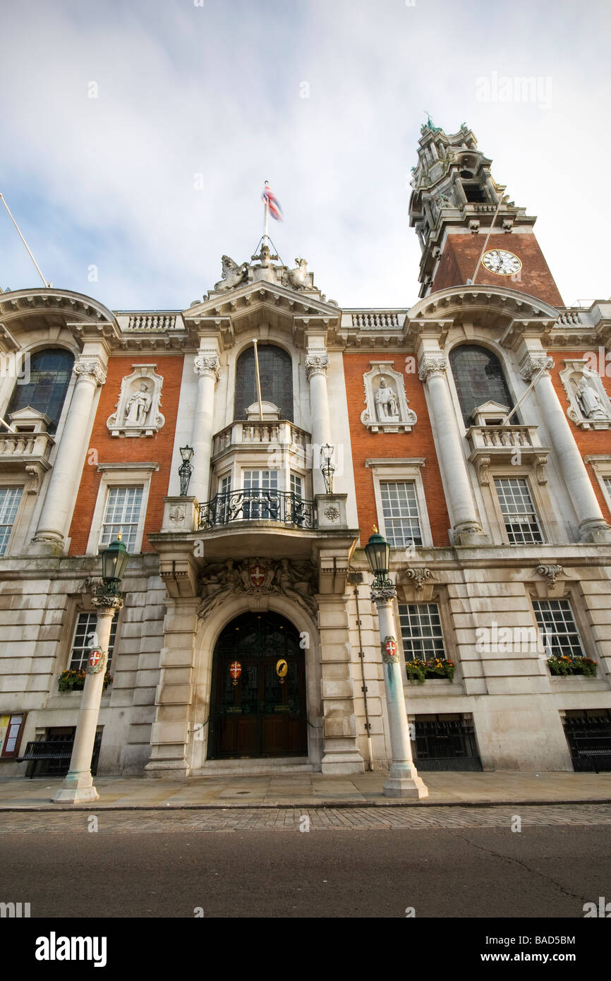 Suchen in Colchester High Street am Eingang zum Rathaus Stockfoto