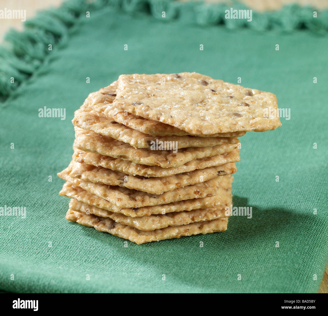 Multi-Korn-Cracker auf einer grünen Serviette Stockfoto