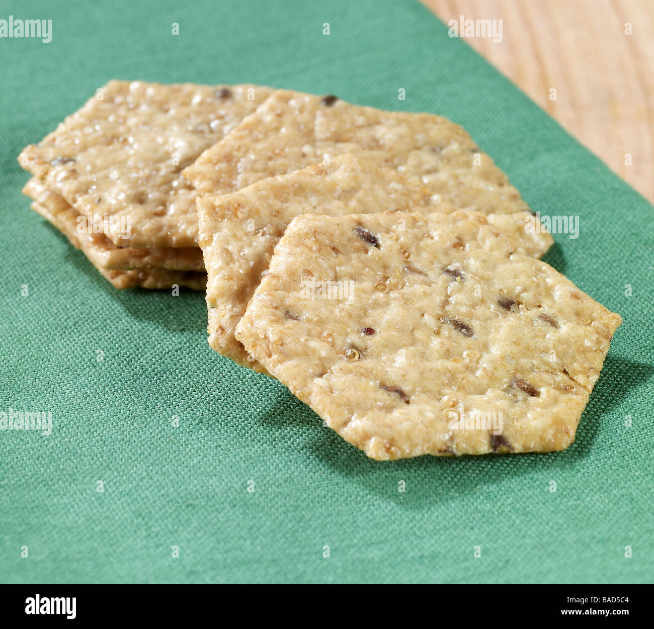 Multi-Korn-Cracker auf grünem Hintergrund Stockfoto