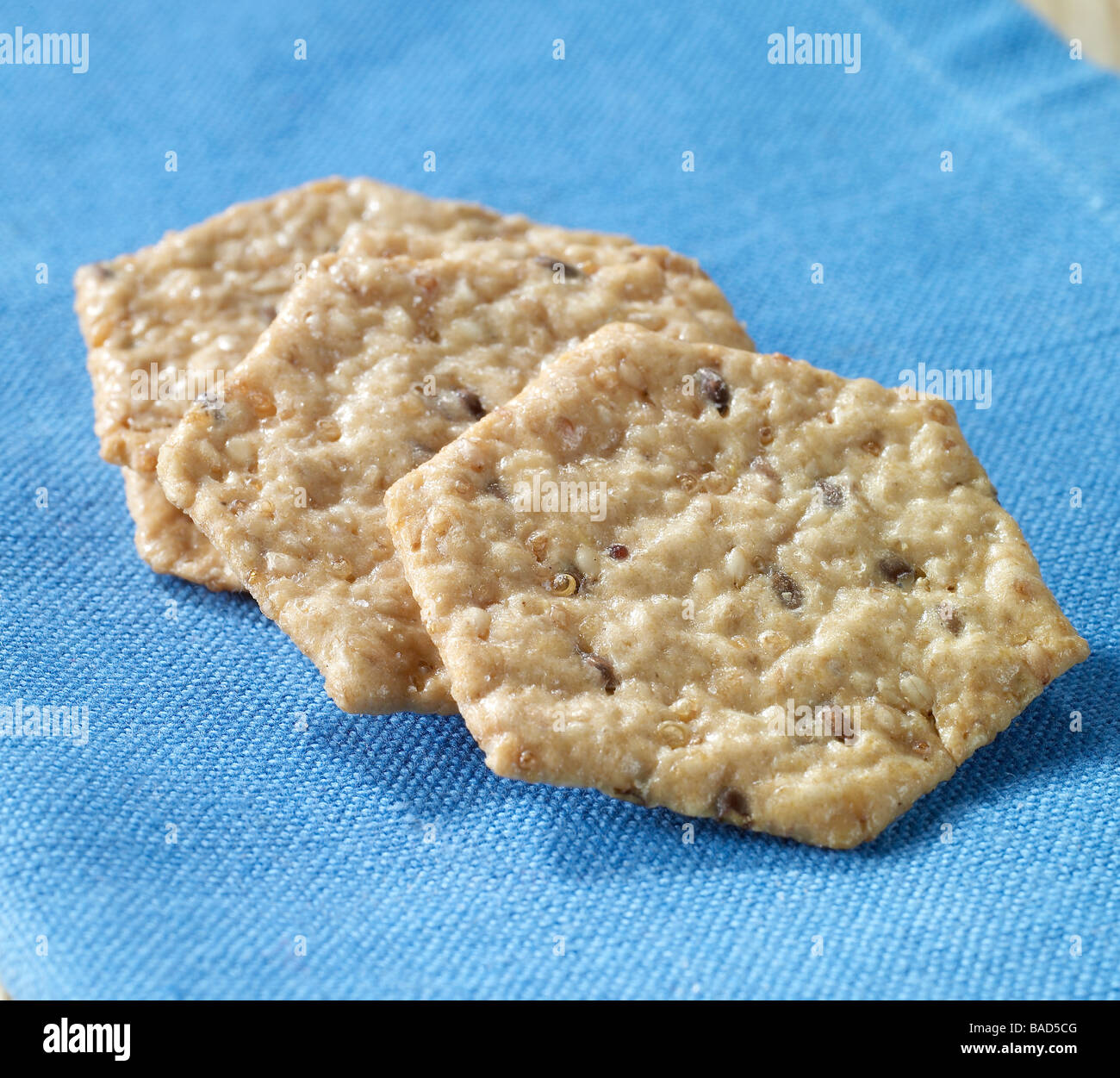 Multi-Korn-Cracker auf blauem Hintergrund Stockfoto