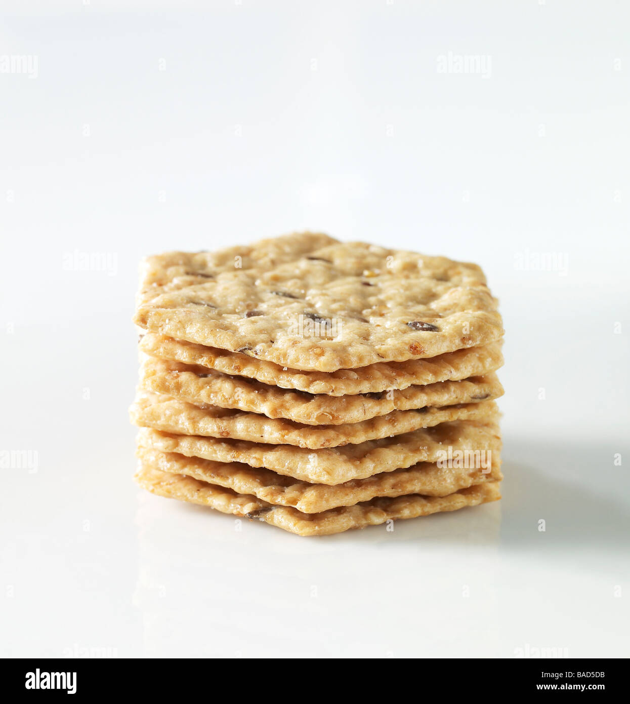 Multi-Korn Cracker auf weiß. Stockfoto