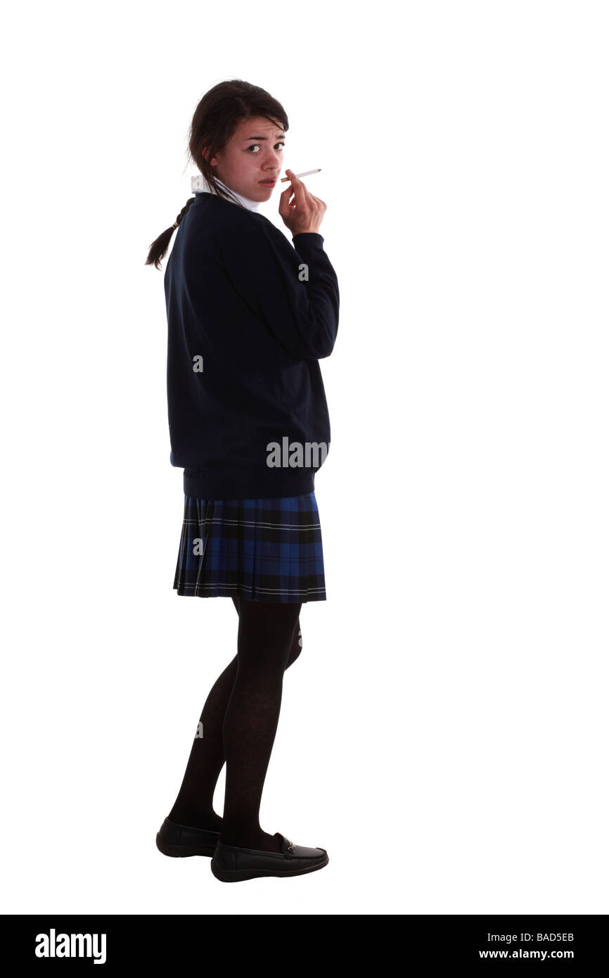 Rauchen Schulmädchen in ihrer Uniform - Jugend soziale Probleme Serie Stockfoto