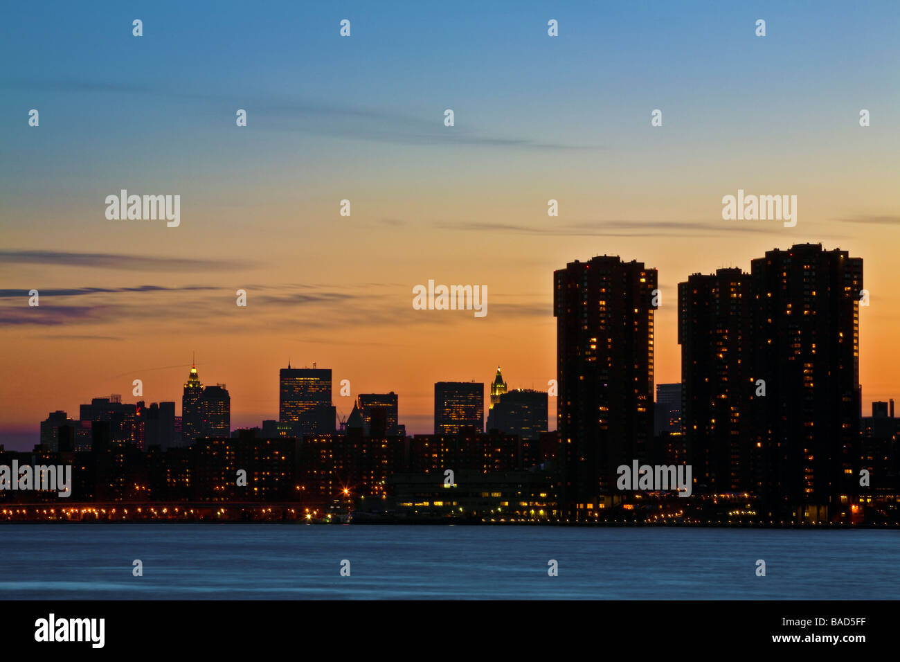 Blick nach Süden vom Long Island City am Projekt Gehäuse vom East River auf der Insel Manhattan.  New York, NY USA 2009 Stockfoto