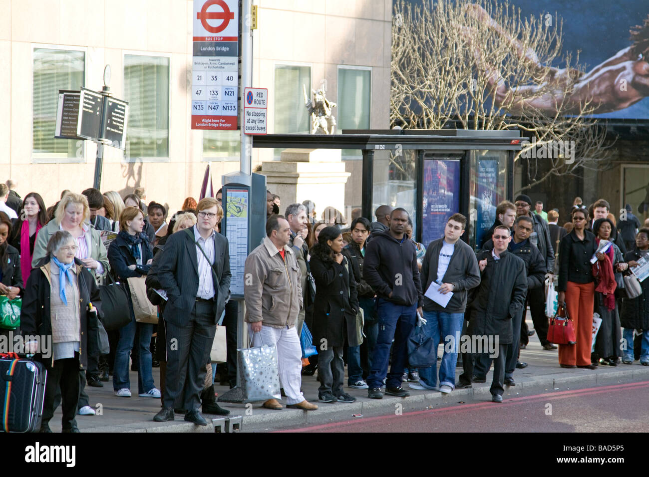 Überfüllten Bus Stop - Feierabendverkehr - London Bridge Stockfoto