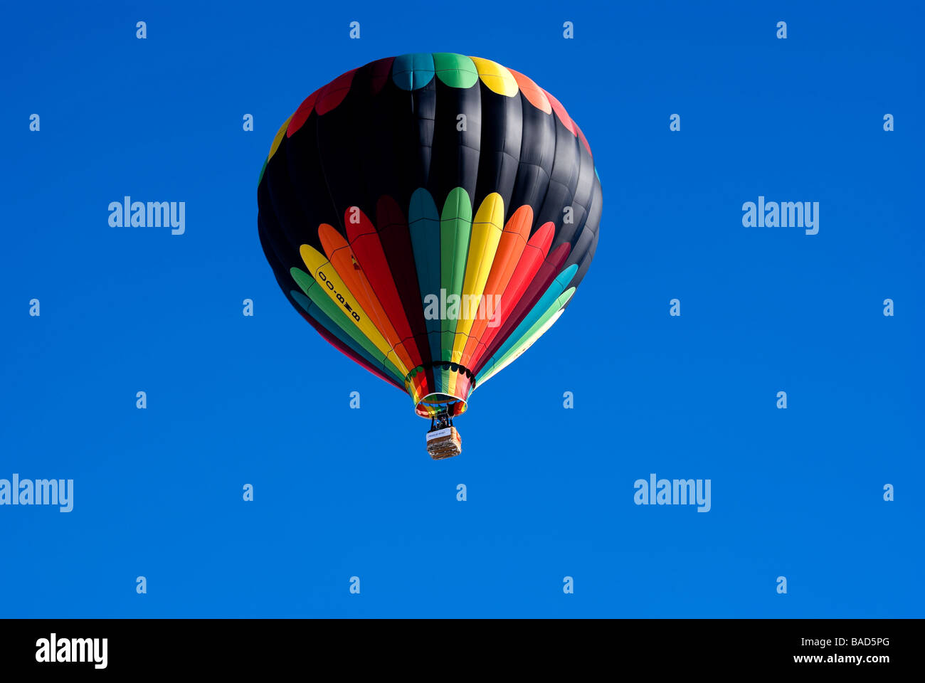 Heißluftballon steigen in den klaren blauen Himmel beim Chateau d ' Oex Internationale Ballonfestival 2009 / Rennen. Stockfoto