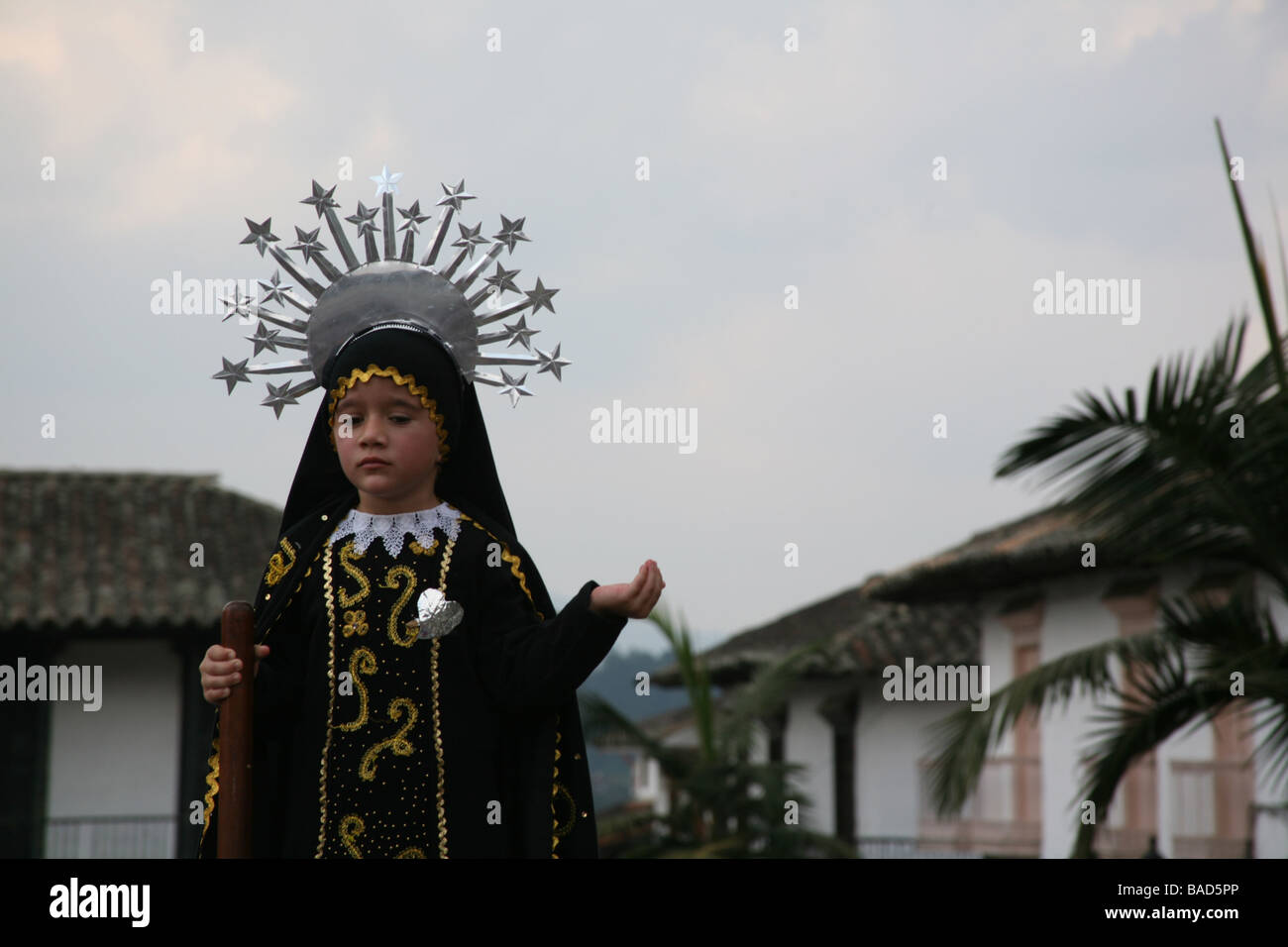 Kind spielt der Jungfrau Maria für eine Osterparade, Kolumbien Stockfoto
