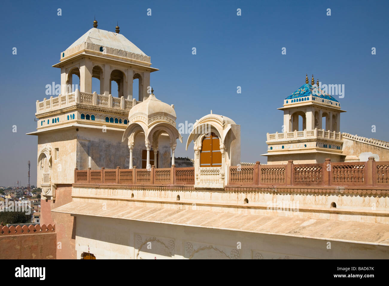 Zwei benachbarte Aussichtstürme in Junagarh Fort, Bikaner, Rajasthan, Indien Stockfoto