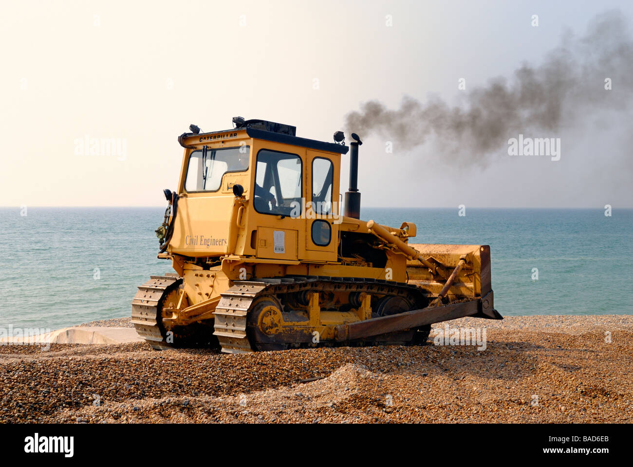 Verstärkende Küstenschutzes auf einem Kiesstrand Stockfoto