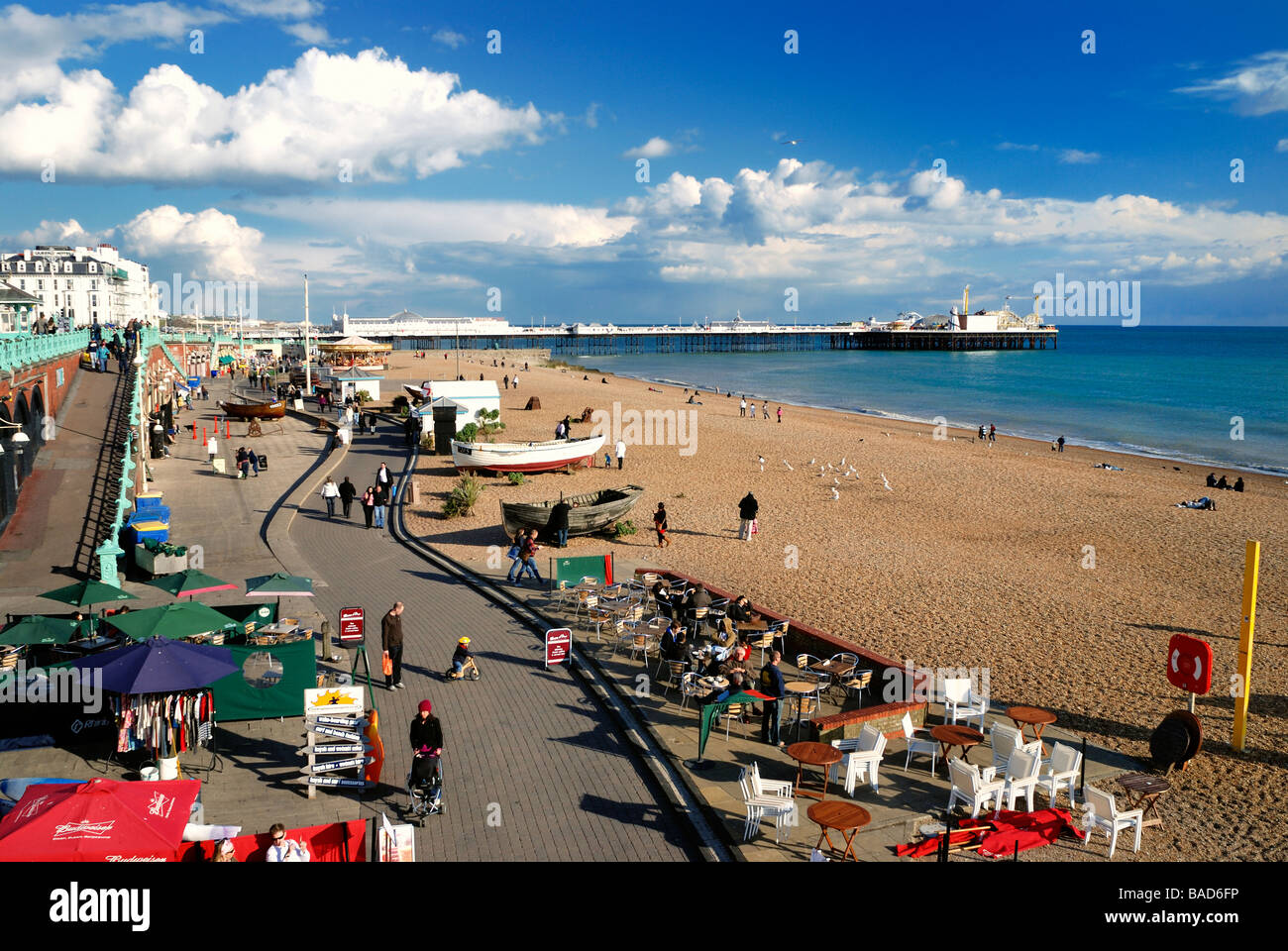 Brighton direkt am Meer mit Mole in Hintergrund Stockfoto