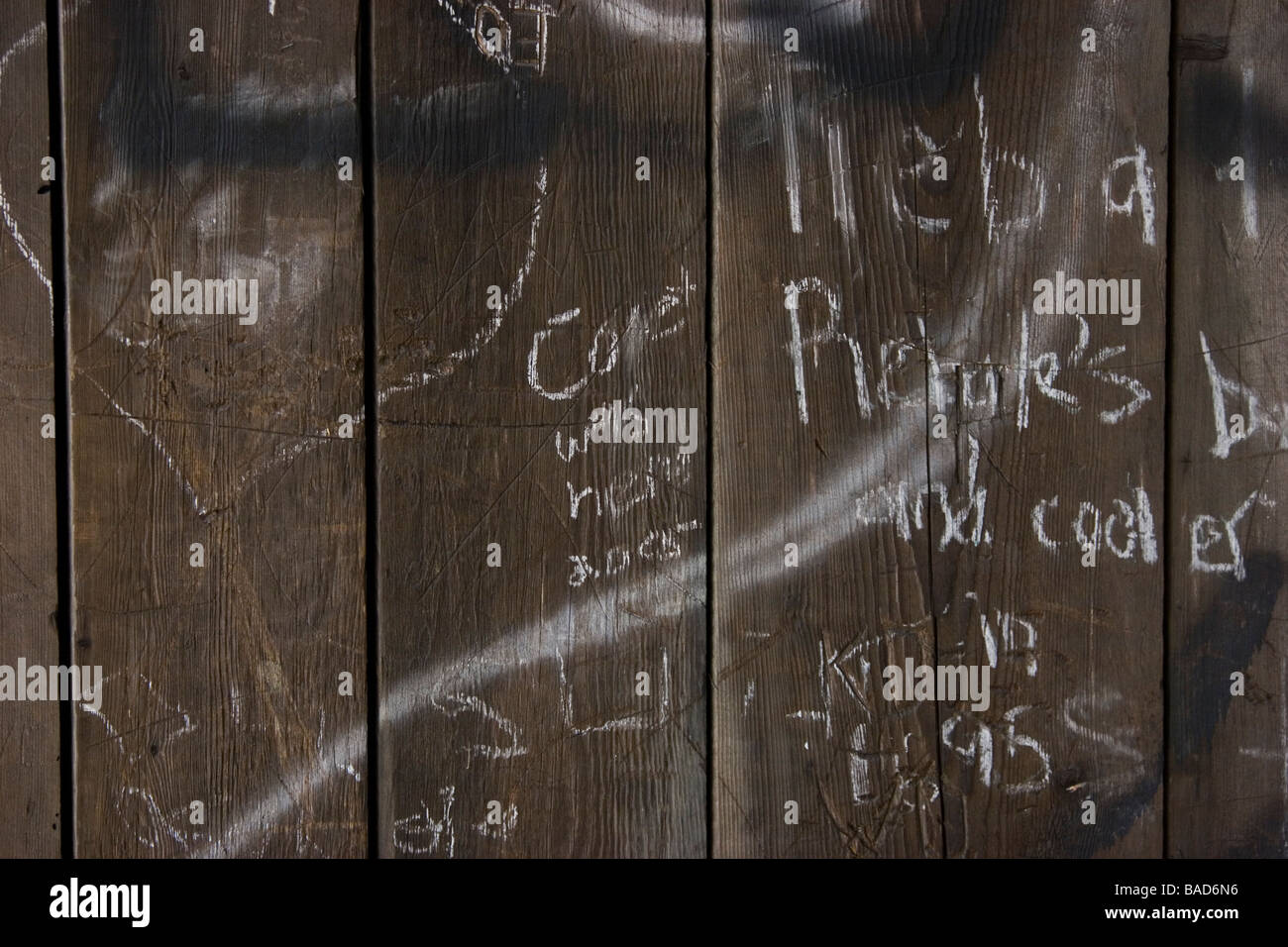 Graffiti auf rustikalen boards Stockfoto