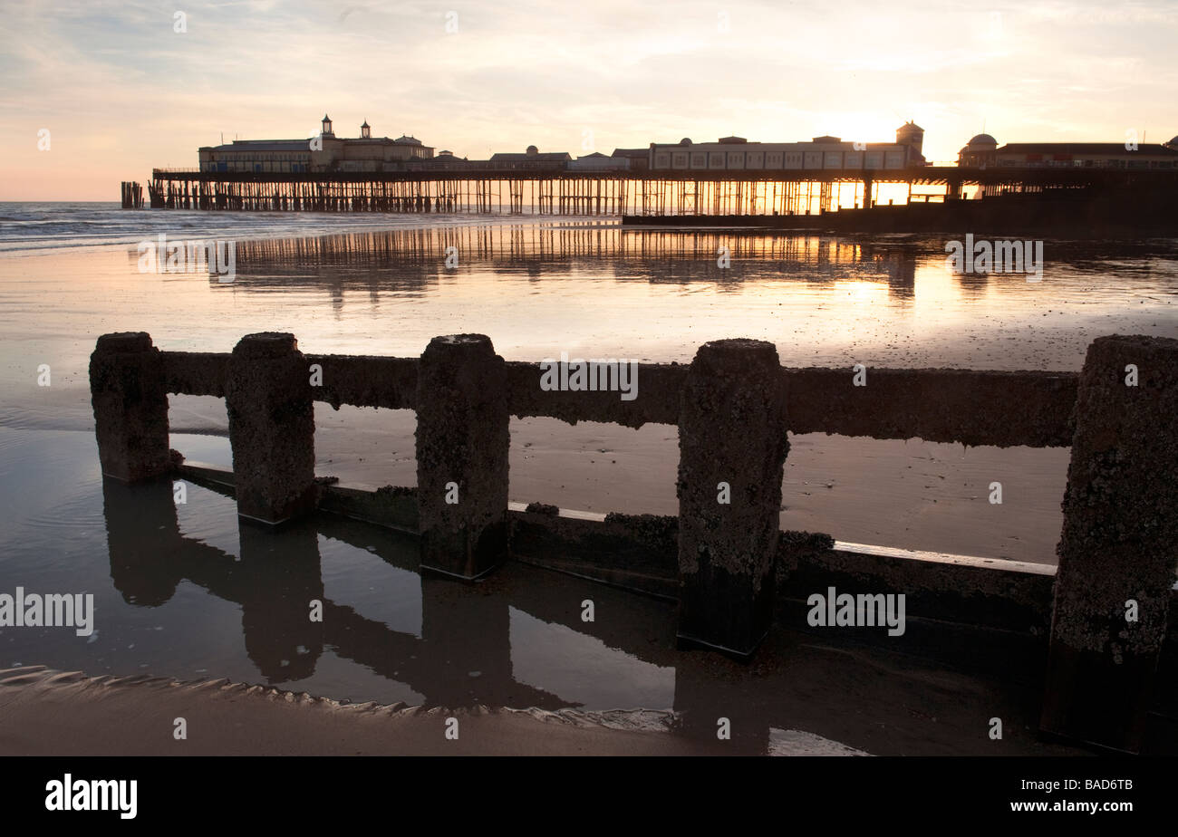 Hastings Pier und Strand, Hastings, East Sussex, bei Sonnenuntergang Stockfoto