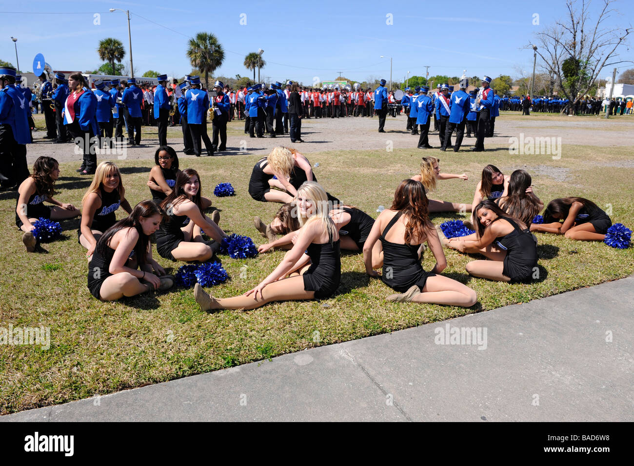 High School Majoretten vor Erdbeerfest Parade zu Plant City Florida Stockfoto
