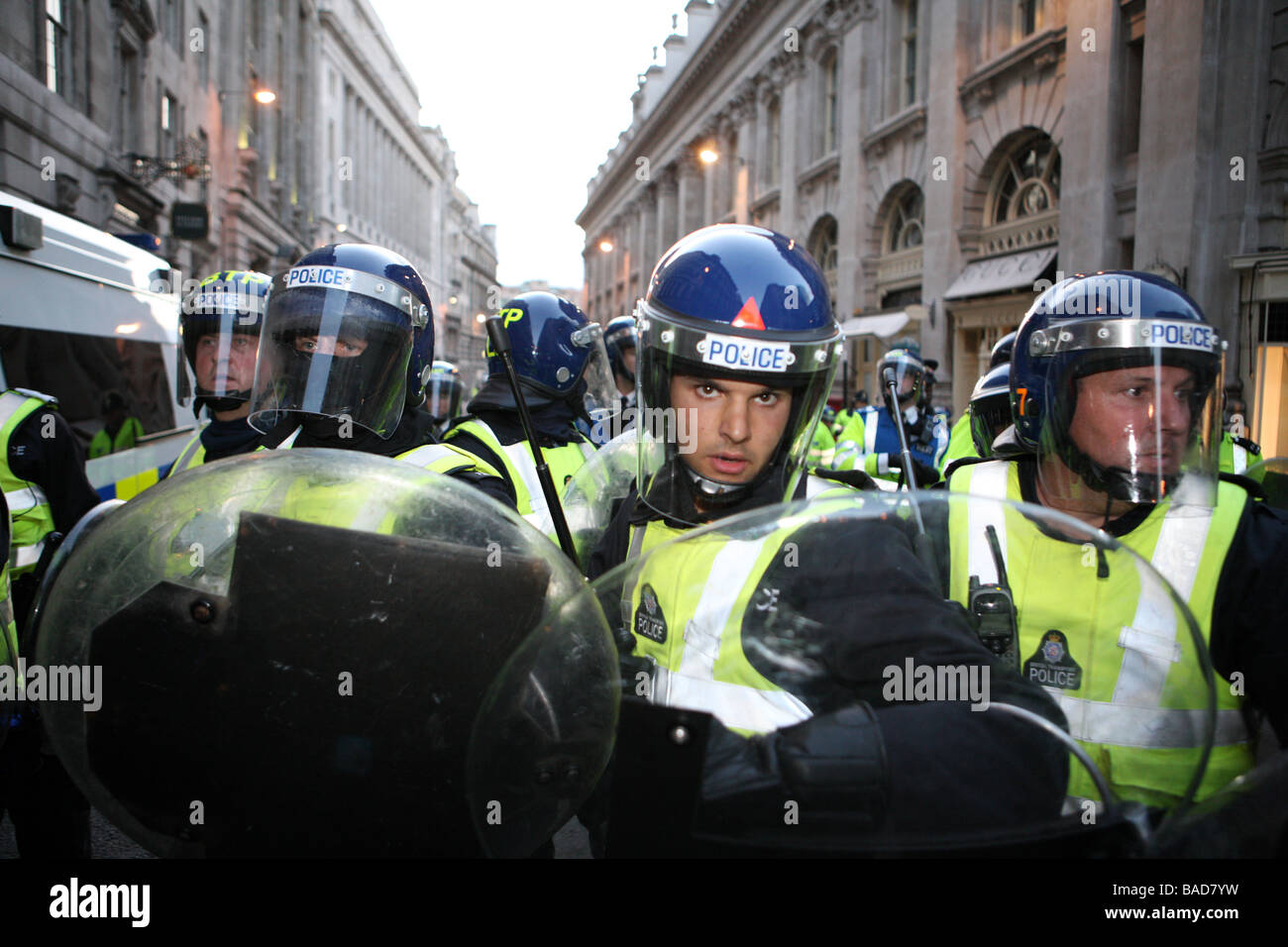 Polizist Fortschritte mit Taktstock auf Cornhill gezeichnet, während der g20 Proteste protest Stockfoto