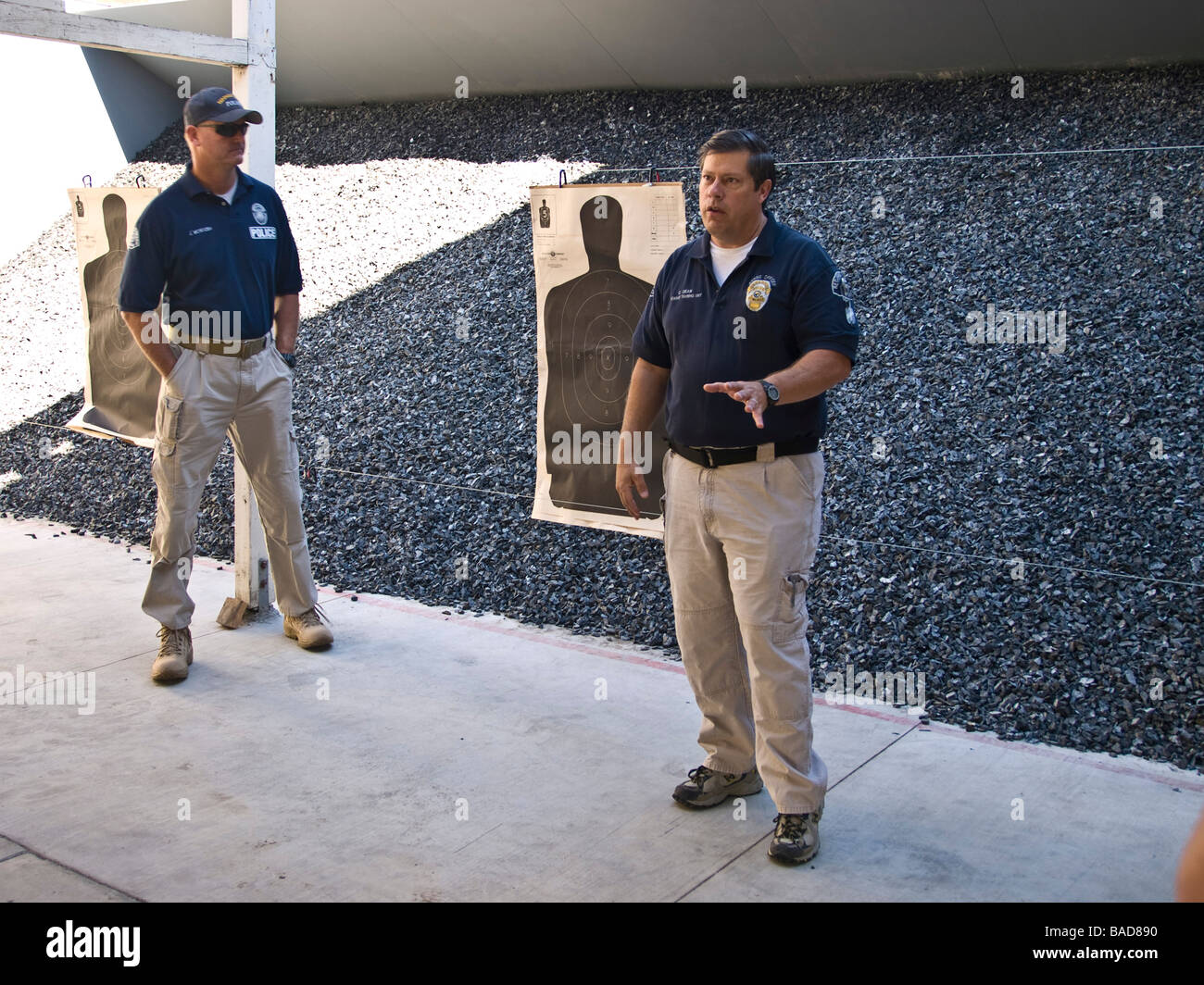Range Officer erklärt Details der neuen Redondo Beach Schießplatz an die Mitglieder der Bürger-Polizei-Akademie Stockfoto