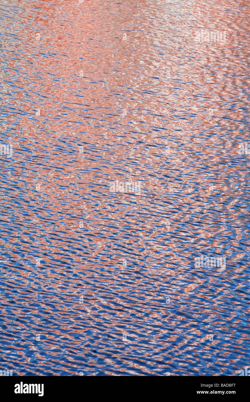 Bunte Reflexion über die Wasseroberfläche Stockfoto