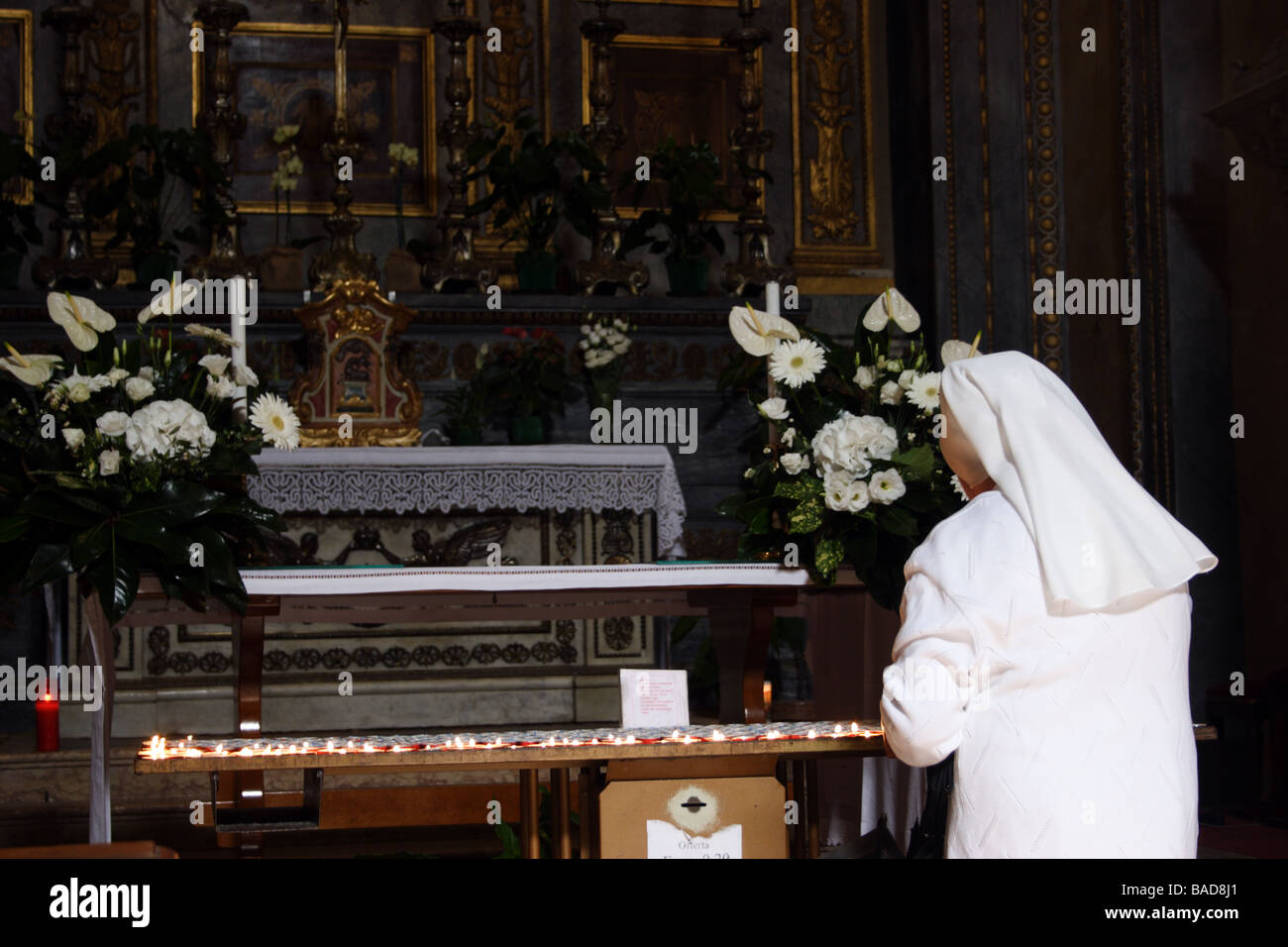 Mantova: Nonne beten am Duomo Stockfoto