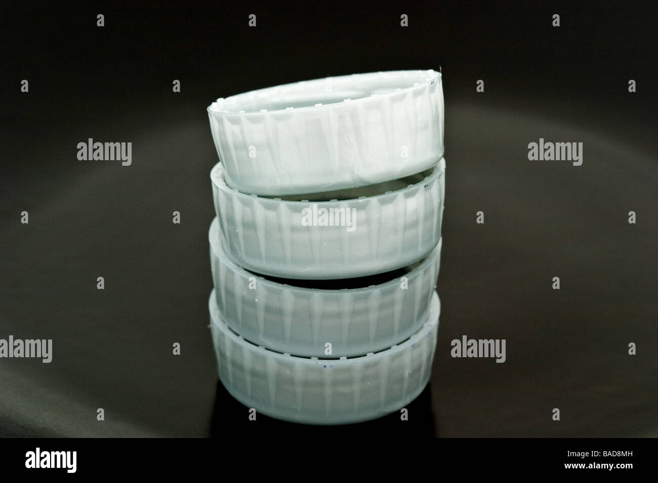 4 Kunststoff Soda Kronkorken in einem Stapel Stockfoto