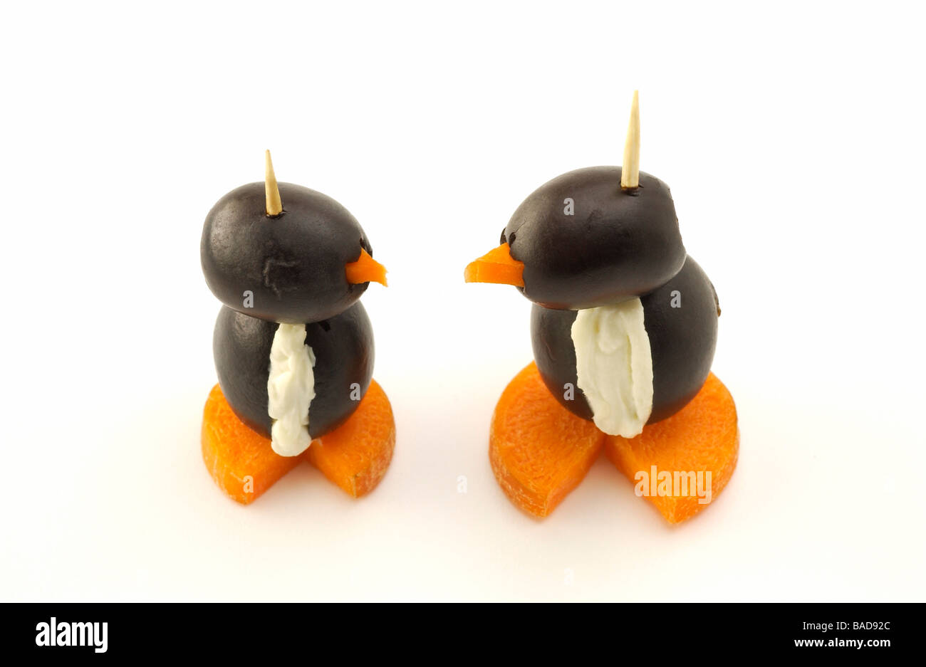 Pinguine von Oliven, Frischkäse und Karotten gemacht; Vorspeisen Stockfoto
