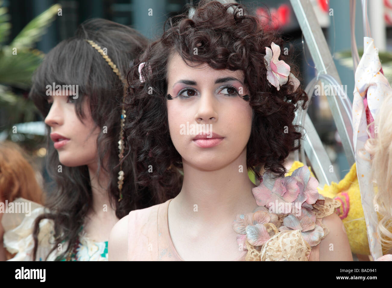 Zwei Modelle auf Alternative Fashionweek 2009 in der Londoner Spitalfields Market Stockfoto
