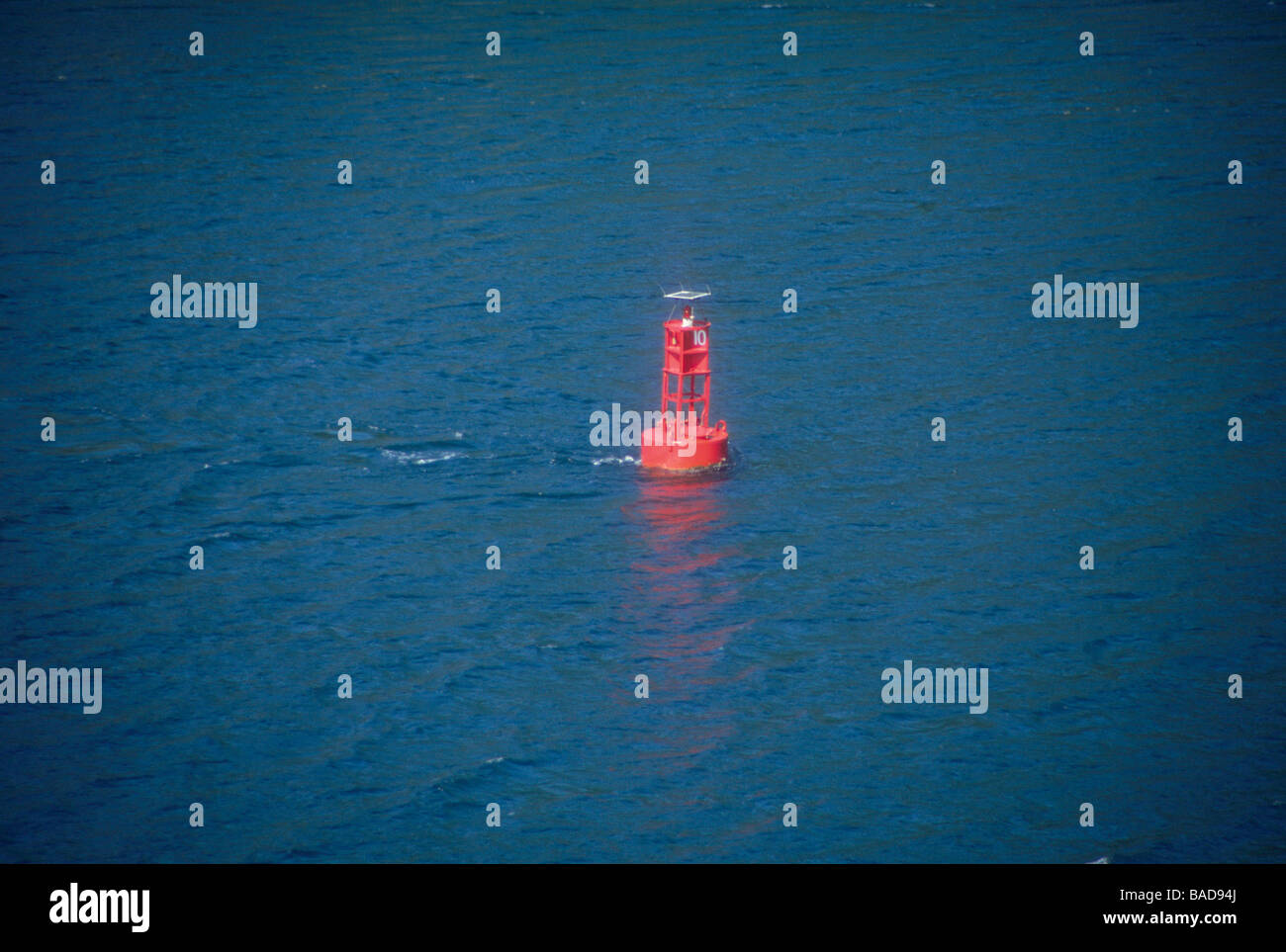 Marine Boje Schwimmer warnen Signal Mark Grenze Richtung Ozean Meer Wasser Licht sicher lokalisieren Stockfoto