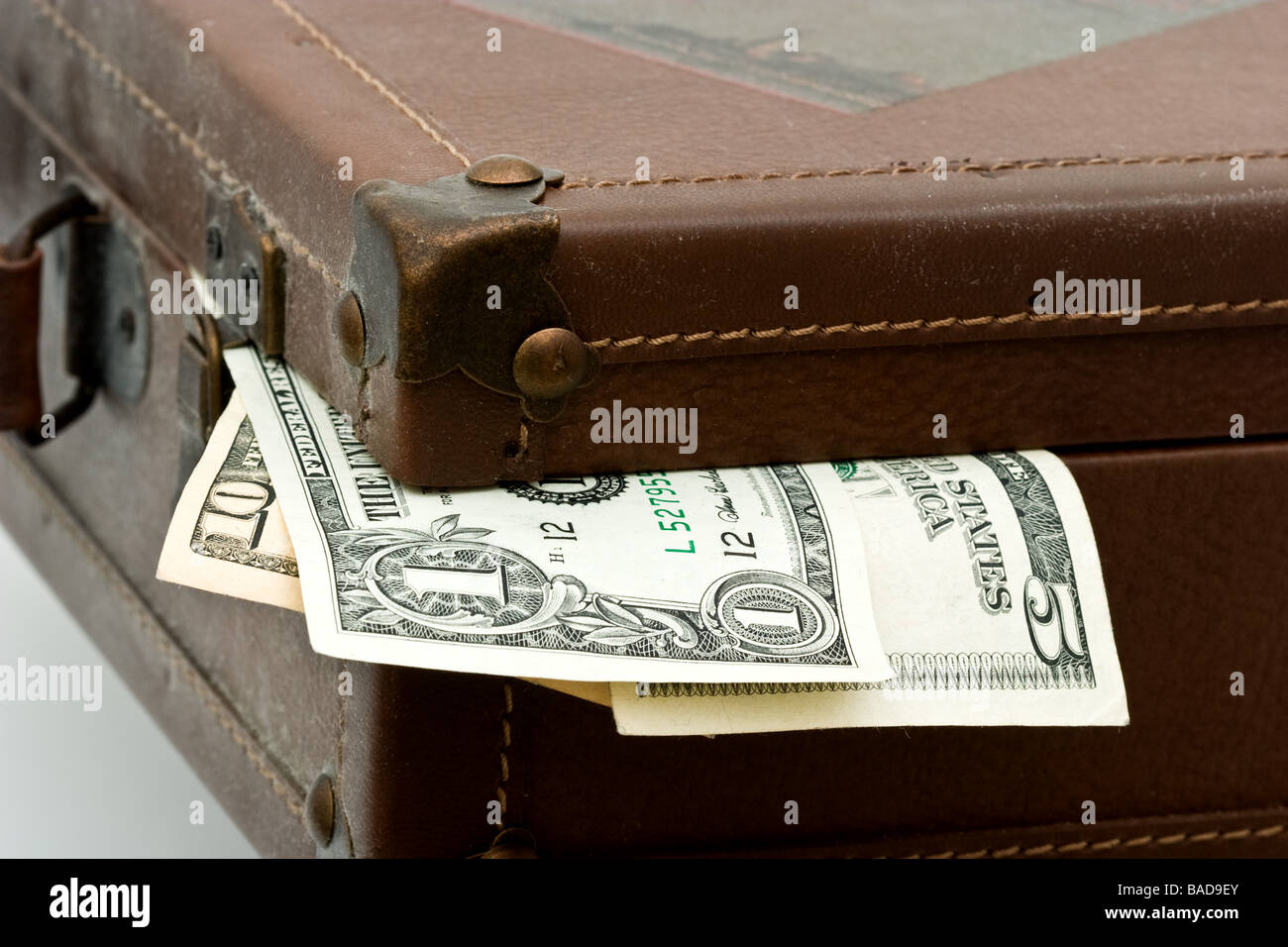 Amerikanische Geldschein aus dem Augenwinkel einen alten braunen Koffer hängen Stockfoto