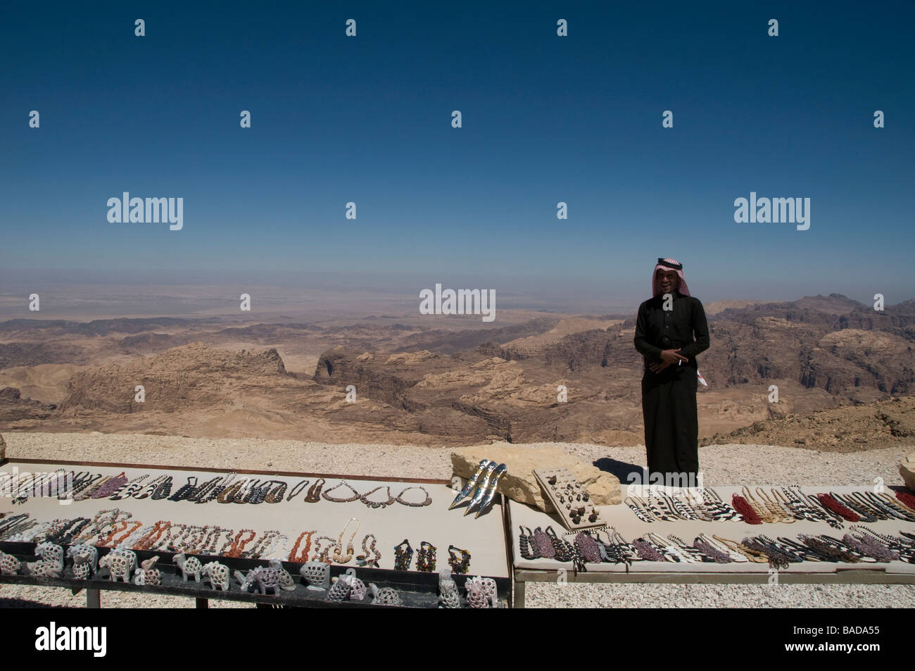 Anbieter Verkauf von Souvenirs in Wadi Arabah im Südlichen Jordanien Stockfoto