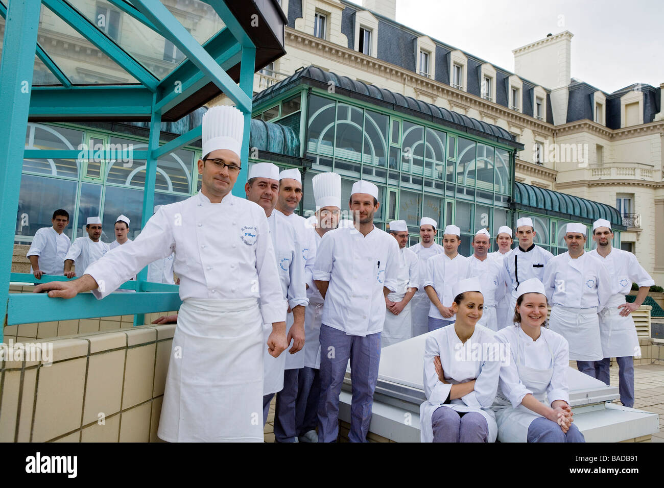 Frankreich, Ille et Vilaine, St. Malo, Pascal Dugué, Chefkoch des Grand Hotel des Thermes mit seinem Team, Le Cap Horn Restaurant Stockfoto