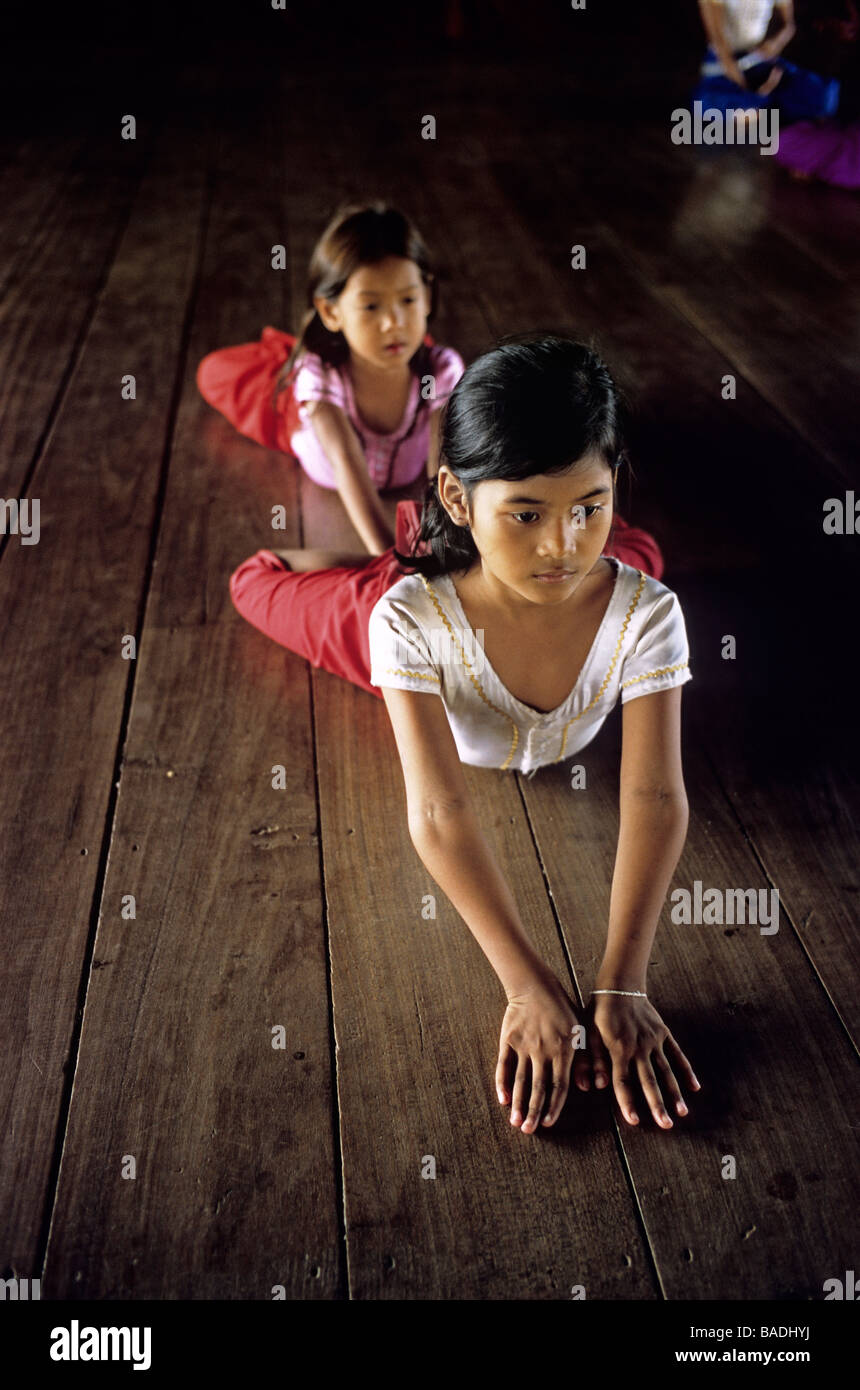 Kambodscha, Phnom Penh, Schule der Apsara Khmer Tanz, kleine Mädchen in traditioneller Kleidung Stockfoto
