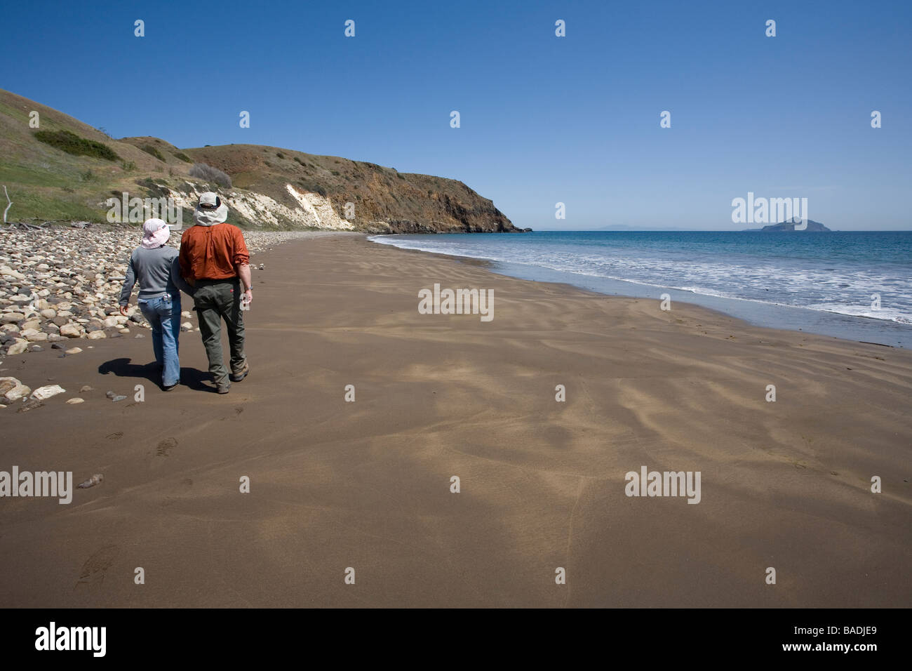 Paare, die am Strand im Smugglers Cove, Insel Santa Cruz, Channel Islands Nationalpark Stockfoto