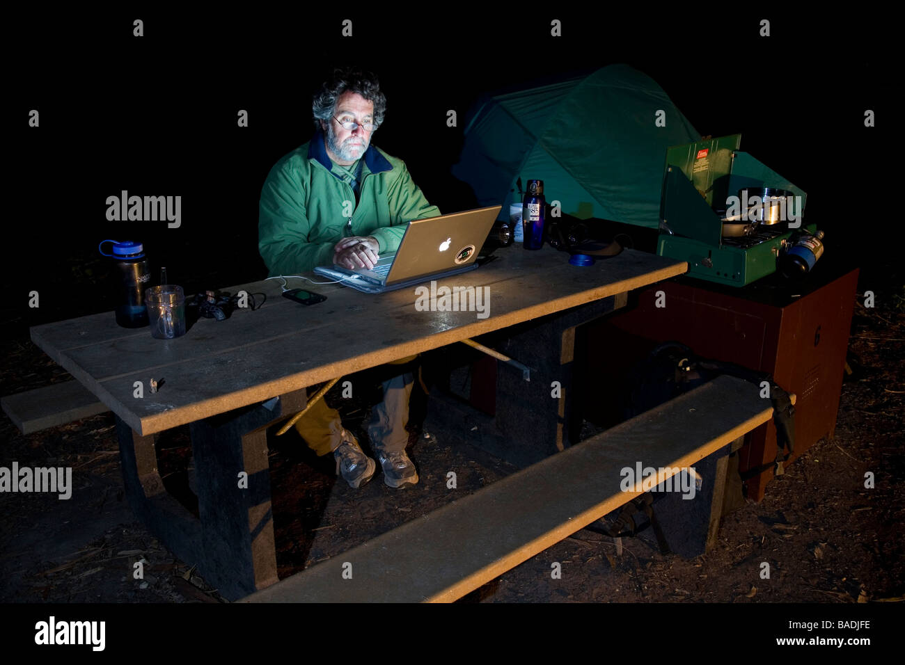 Mann, genießen die Wildnis mit einem Computer, Channel Islands Nationalpark, Kalifornien Stockfoto