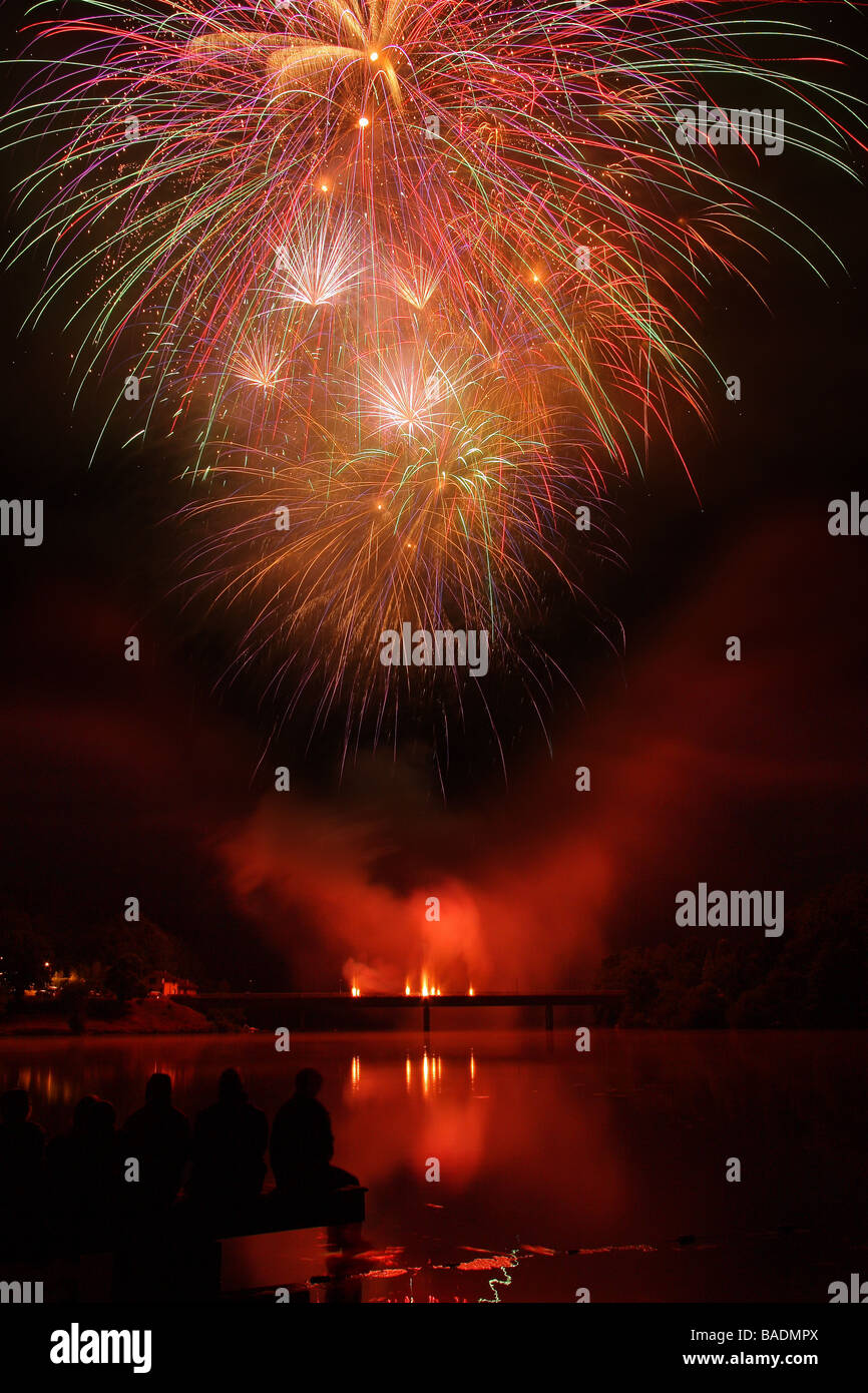 Meuterei auf der Astral-Feuerwerk am Lac St. Helene in der Nähe von Bujaleuf in der Region Limousin in Frankreich die Silhouetten von mehreren Personen Stockfoto