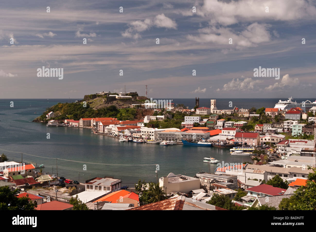 Blick hinunter auf den Hafen und die St.-Georgs-die Hauptstadt von Grenada Eingang von der Straße oben Stockfoto