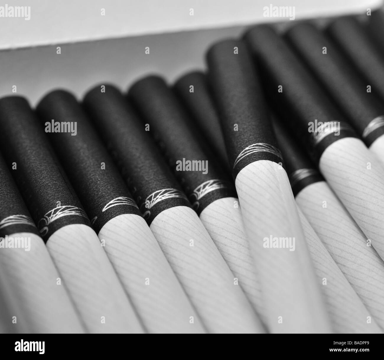 Сигареты с коричневым фильтром. Сигареты с черным фильтром. Сигареты с белым фильтром. Черные сигареты с белым фильтром. Черные сигареты с черным фильтром.